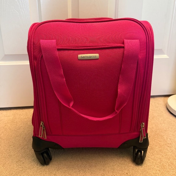 Samsonite Spinner Underseater with a USB Port.